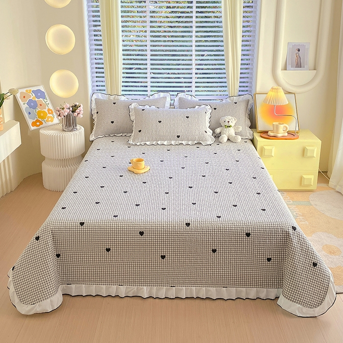 91家纺网 家纺一手货源 找家纺 羽爱家纺 2025新款全棉防滑花边床盖爱心格黑