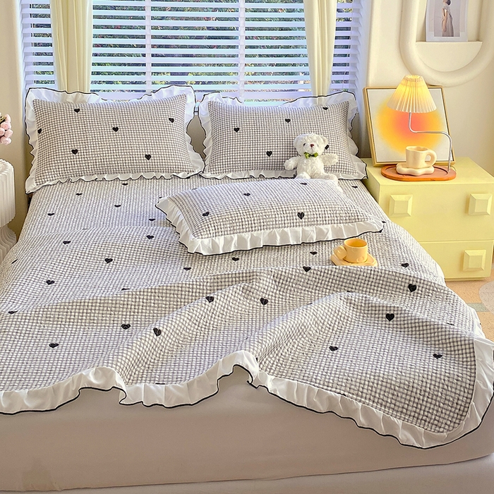 91家纺网 家纺一手货源 找家纺 羽爱家纺 2025新款全棉防滑花边床盖爱心格黑