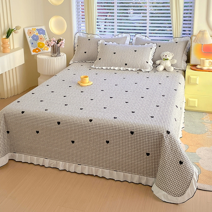 91家纺网 家纺一手货源 找家纺 羽爱家纺 2025新款全棉防滑花边床盖爱心格黑