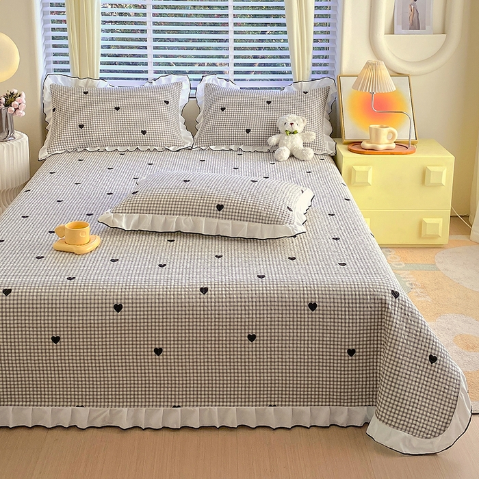 91家纺网 家纺一手货源 找家纺 羽爱家纺 2025新款全棉防滑花边床盖爱心格黑