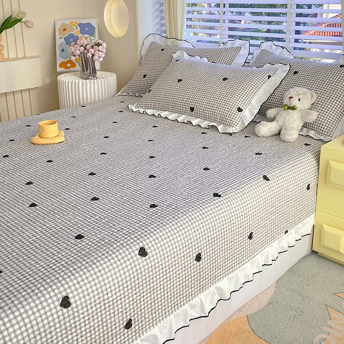 91家纺网 家纺一手货源 找家纺 羽爱家纺 2025新款全棉防滑花边床盖爱心格黑