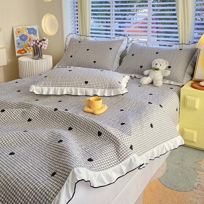 91家纺网 家纺一手货源 找家纺 羽爱家纺 2025新款全棉防滑花边床盖爱心格黑