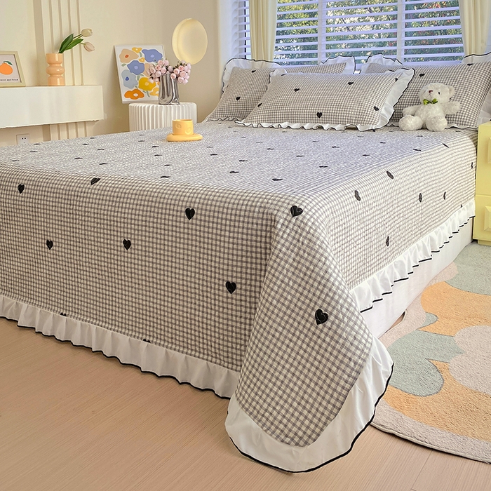 91家纺网 家纺一手货源 找家纺 羽爱家纺 2025新款全棉防滑花边床盖爱心格黑