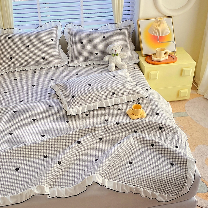 91家纺网 家纺一手货源 找家纺 羽爱家纺 2025新款全棉防滑花边床盖爱心格黑