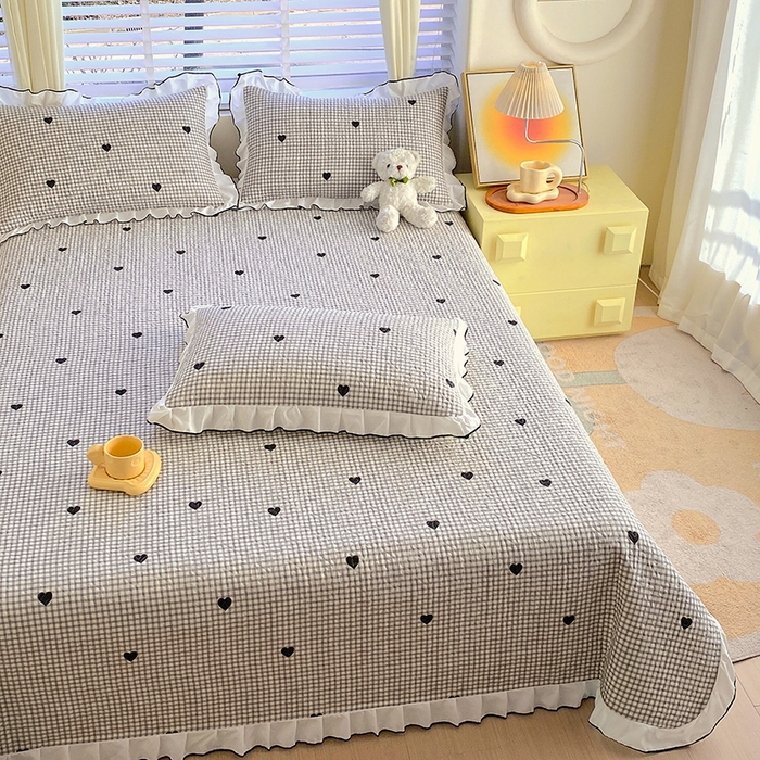 91家纺网 家纺一手货源 找家纺 羽爱家纺 2025新款全棉防滑花边床盖爱心格黑