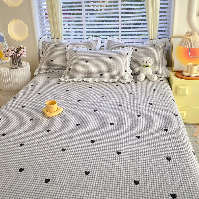 91家纺网 家纺一手货源 找家纺 羽爱家纺 2025新款全棉防滑花边床盖爱心格黑