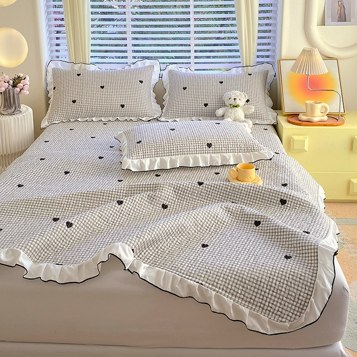 91家纺网 家纺一手货源 找家纺 羽爱家纺 2025新款全棉防滑花边床盖爱心格黑