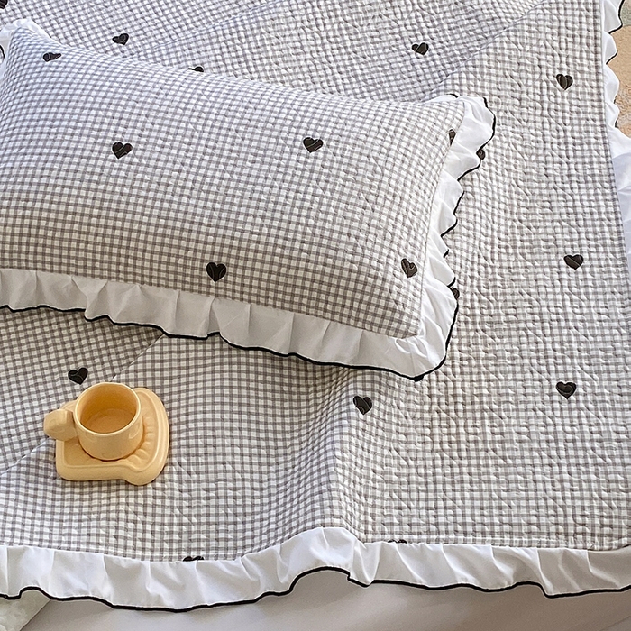 91家纺网 家纺一手货源 找家纺 羽爱家纺 2025新款全棉防滑花边床盖爱心格黑