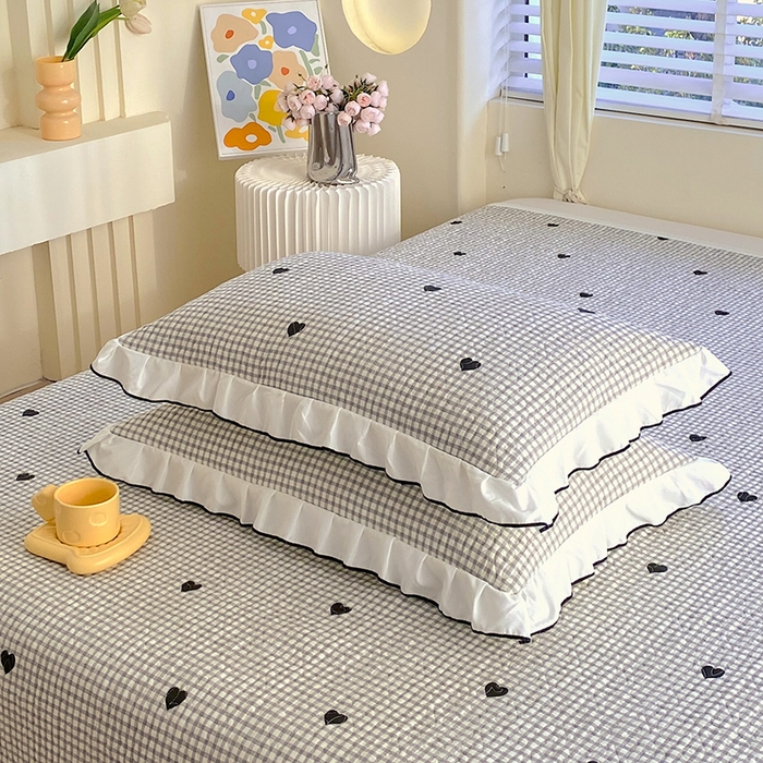 91家纺网 家纺一手货源 找家纺 羽爱家纺 2025新款全棉防滑花边床盖爱心格黑