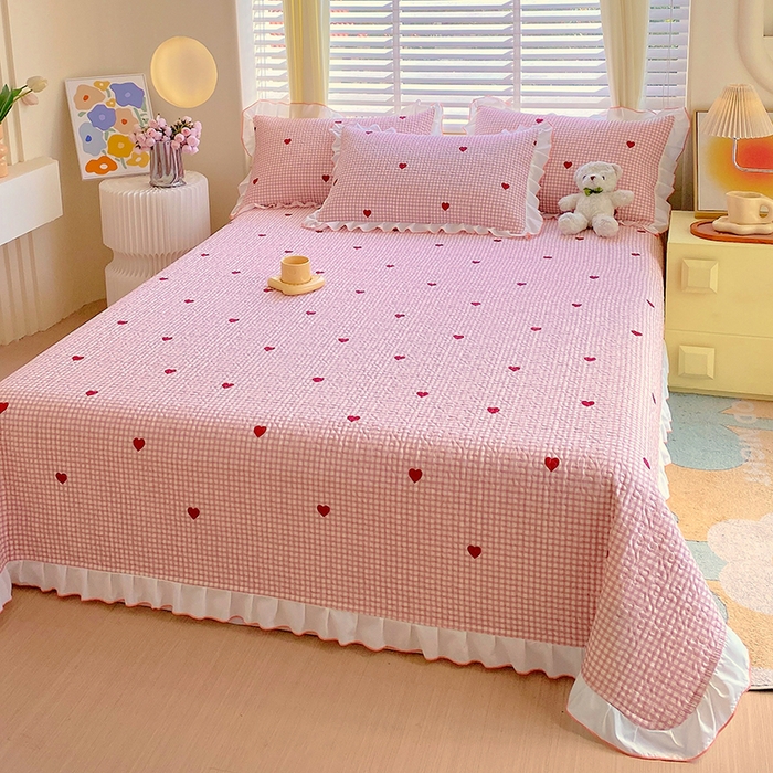 91家纺网 家纺一手货源 找家纺 羽爱家纺 2025新款全棉防滑花边床盖爱心格红