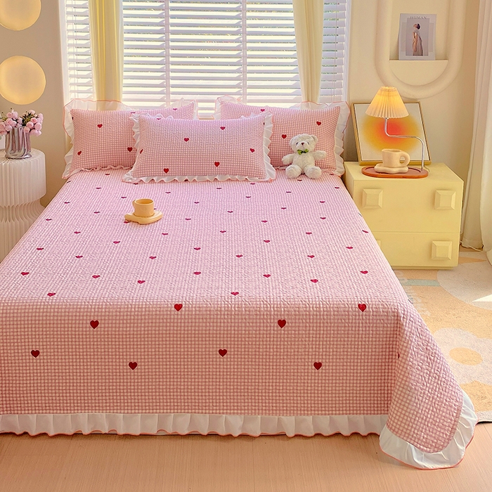 91家纺网 家纺一手货源 找家纺 羽爱家纺 2025新款全棉防滑花边床盖爱心格红