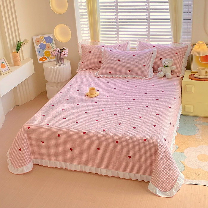 91家纺网 家纺一手货源 找家纺 羽爱家纺 2025新款全棉防滑花边床盖爱心格红