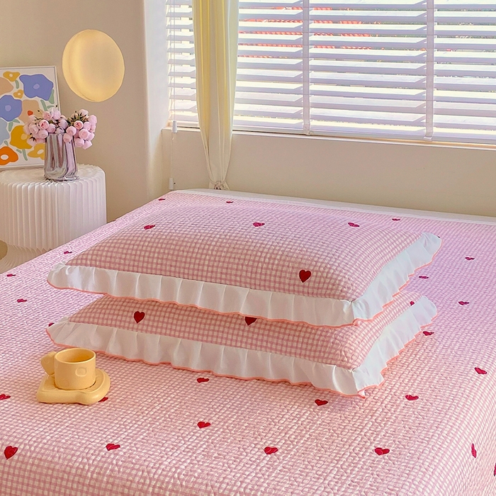 91家纺网 家纺一手货源 找家纺 羽爱家纺 2025新款全棉防滑花边床盖爱心格红