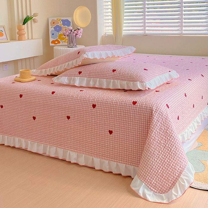 91家纺网 家纺一手货源 找家纺 羽爱家纺 2025新款全棉防滑花边床盖爱心格红