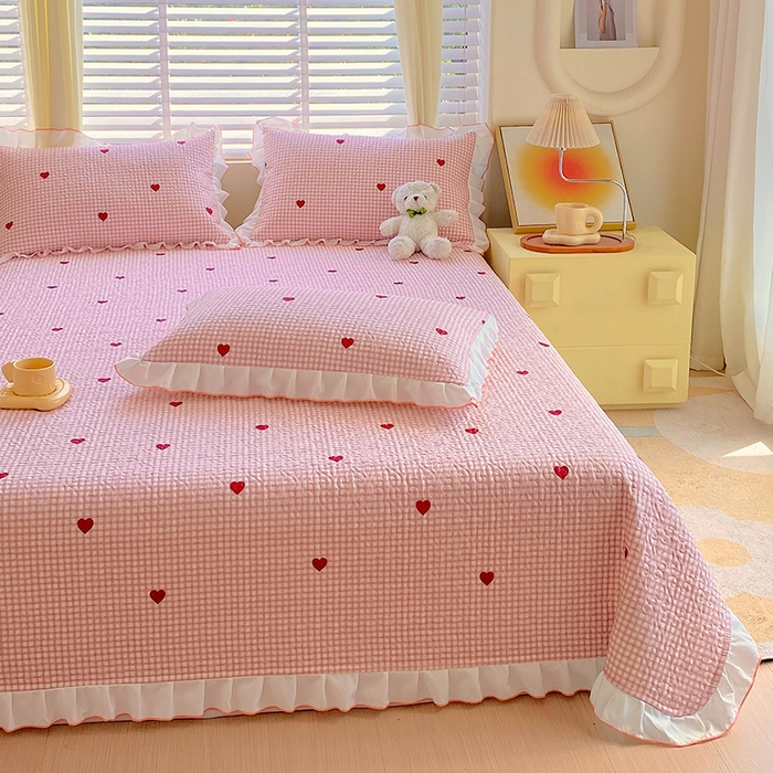 91家纺网 家纺一手货源 找家纺 羽爱家纺 2025新款全棉防滑花边床盖爱心格红