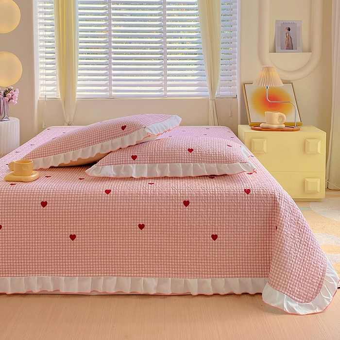 91家纺网 家纺一手货源 找家纺 羽爱家纺 2025新款全棉防滑花边床盖爱心格红