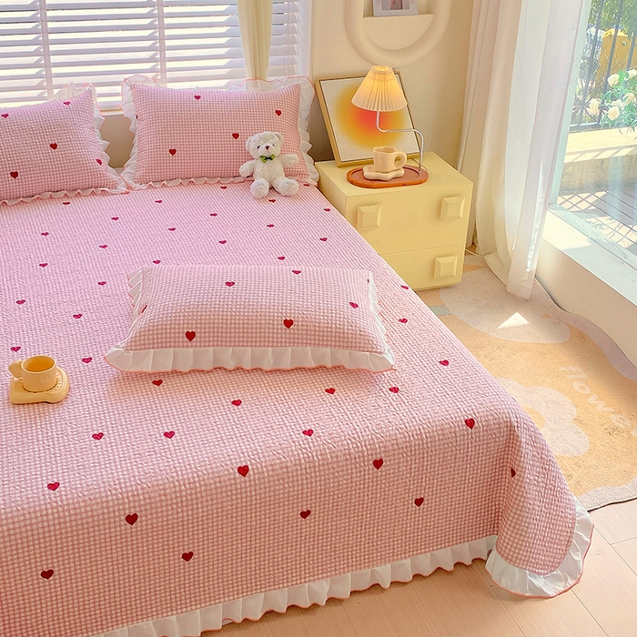 91家纺网 家纺一手货源 找家纺 羽爱家纺 2025新款全棉防滑花边床盖爱心格红