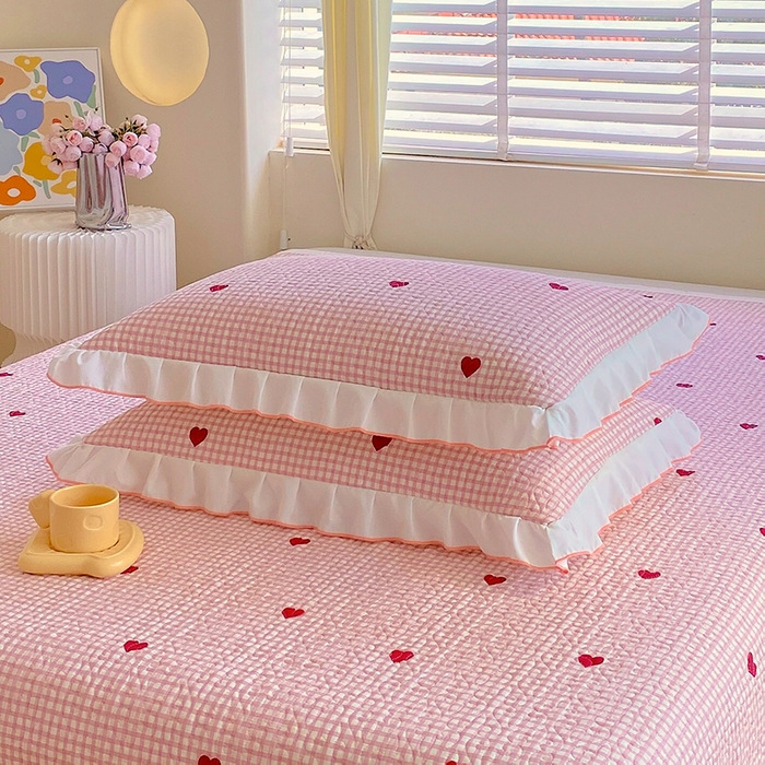 91家纺网 家纺一手货源 找家纺 羽爱家纺 2025新款全棉防滑花边床盖爱心格红