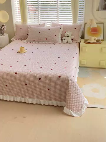 91家纺网 家纺一手货源 找家纺 羽爱家纺 2025新款全棉防滑花边床盖爱心格红