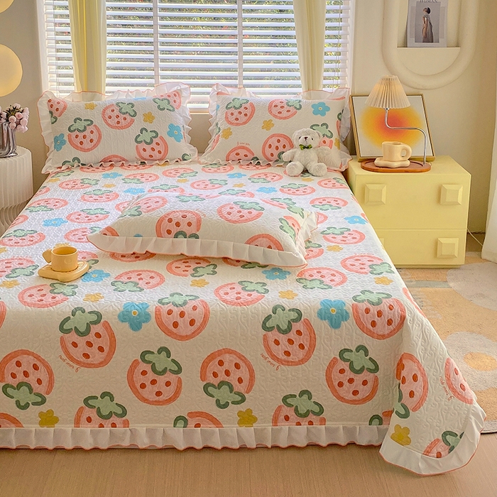 91家纺网 家纺一手货源 找家纺 羽爱家纺 2025新款全棉防滑花边床盖草莓心情