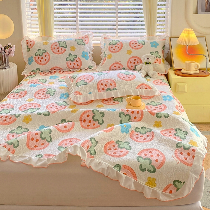 91家纺网 家纺一手货源 找家纺 羽爱家纺 2025新款全棉防滑花边床盖草莓心情