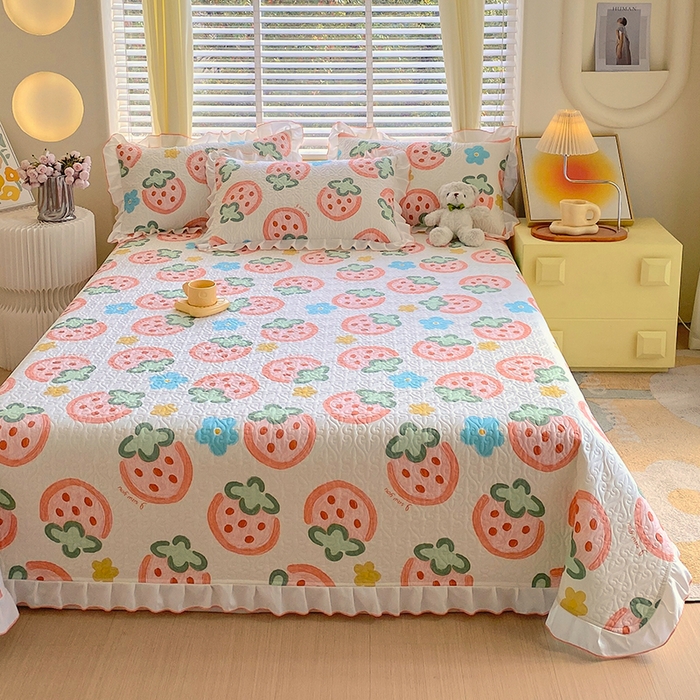 91家纺网 家纺一手货源 找家纺 羽爱家纺 2025新款全棉防滑花边床盖草莓心情