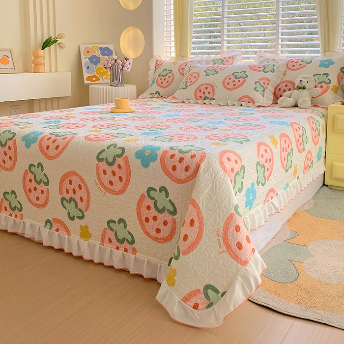 91家纺网 家纺一手货源 找家纺 羽爱家纺 2025新款全棉防滑花边床盖草莓心情