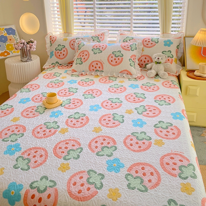 91家纺网 家纺一手货源 找家纺 羽爱家纺 2025新款全棉防滑花边床盖草莓心情