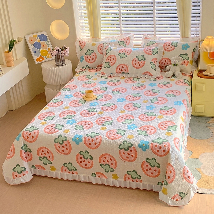 91家纺网 家纺一手货源 找家纺 羽爱家纺 2025新款全棉防滑花边床盖草莓心情