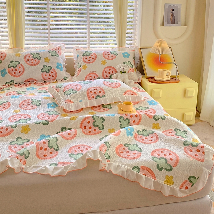 91家纺网 家纺一手货源 找家纺 羽爱家纺 2025新款全棉防滑花边床盖草莓心情