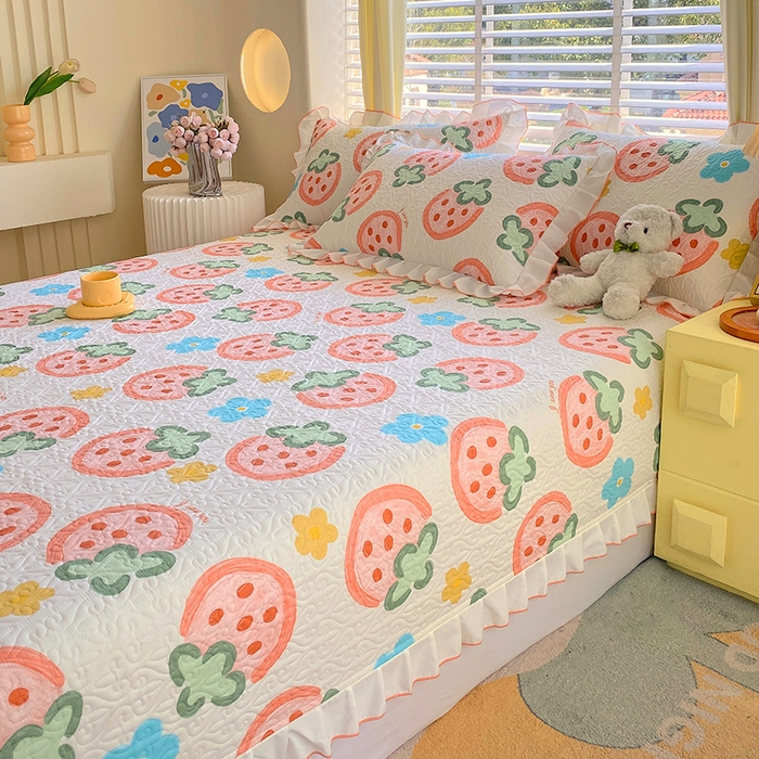 91家纺网 家纺一手货源 找家纺 羽爱家纺 2025新款全棉防滑花边床盖草莓心情