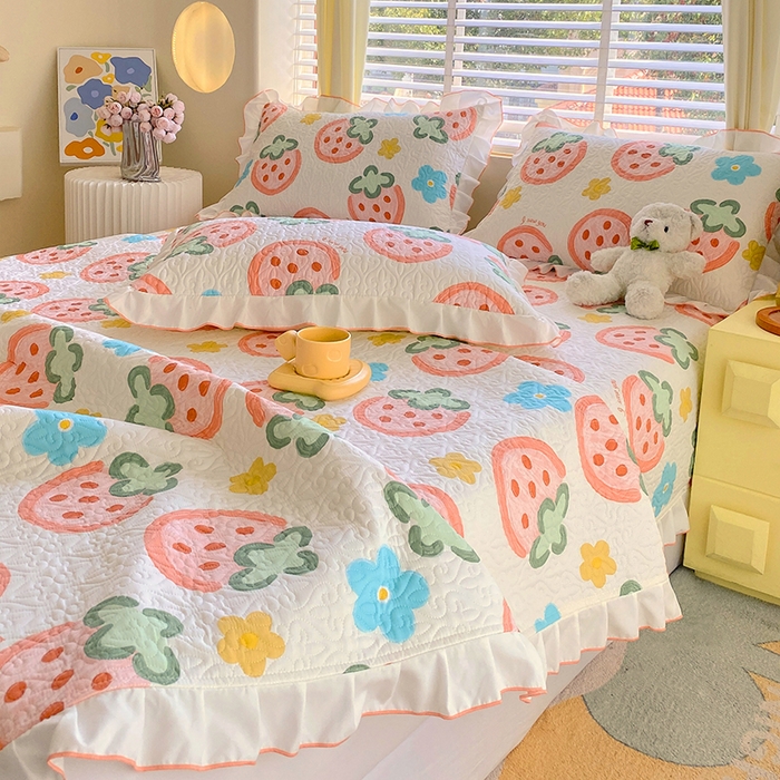 91家纺网 家纺一手货源 找家纺 羽爱家纺 2025新款全棉防滑花边床盖草莓心情