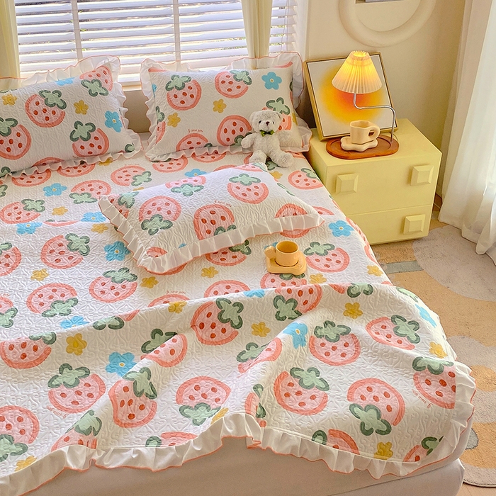 91家纺网 家纺一手货源 找家纺 羽爱家纺 2025新款全棉防滑花边床盖草莓心情