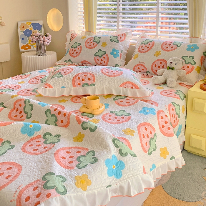 91家纺网 家纺一手货源 找家纺 羽爱家纺 2025新款全棉防滑花边床盖草莓心情