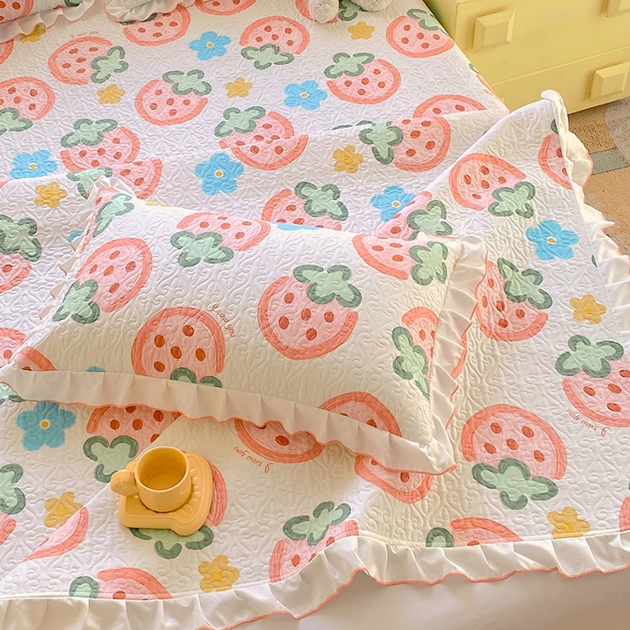 91家纺网 家纺一手货源 找家纺 羽爱家纺 2025新款全棉防滑花边床盖草莓心情