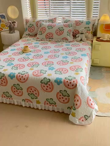 91家纺网 家纺一手货源 找家纺 羽爱家纺 2025新款全棉防滑花边床盖草莓心情