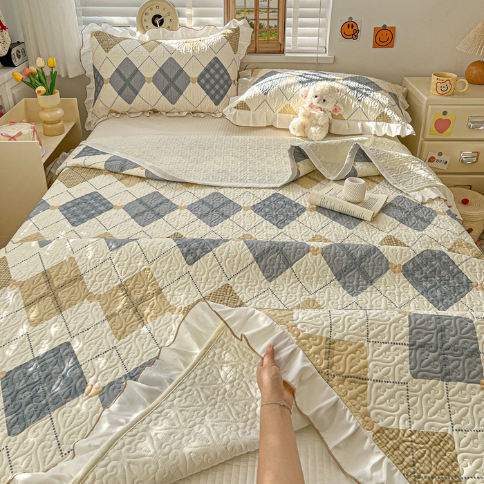 91家纺网 家纺一手货源 找家纺 羽爱家纺 2025新款全棉防滑花边床盖格韵