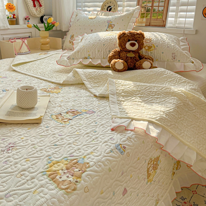 91家纺网 家纺一手货源 找家纺 羽爱家纺 2025新款全棉防滑花边床盖快乐熊