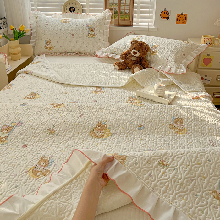 91家纺网 家纺一手货源 找家纺 羽爱家纺 2025新款全棉防滑花边床盖快乐熊