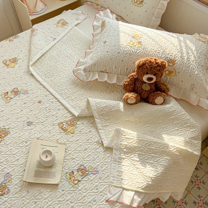 91家纺网 家纺一手货源 找家纺 羽爱家纺 2025新款全棉防滑花边床盖快乐熊