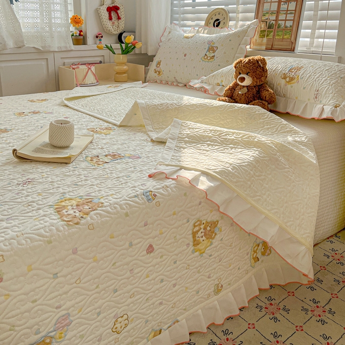 91家纺网 家纺一手货源 找家纺 羽爱家纺 2025新款全棉防滑花边床盖快乐熊