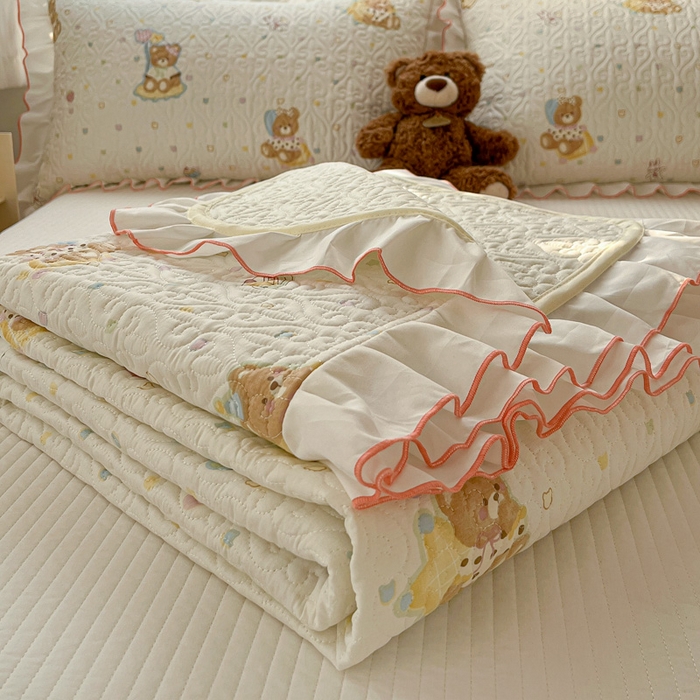 91家纺网 家纺一手货源 找家纺 羽爱家纺 2025新款全棉防滑花边床盖快乐熊