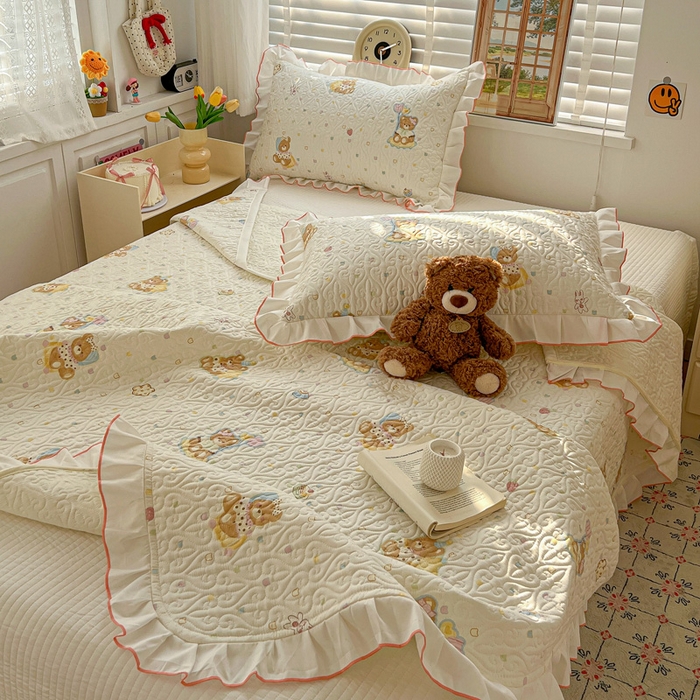 91家纺网 家纺一手货源 找家纺 羽爱家纺 2025新款全棉防滑花边床盖快乐熊