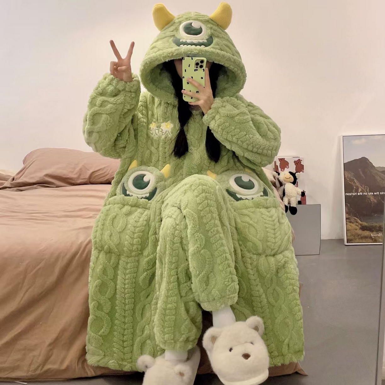 91家纺网 家纺一手货源 找家纺 （总）洛兰沙家居馆 2025新款珊瑚绒睡袍女款秋冬季天卡通可爱连帽睡衣加绒加厚保暖家居服套装