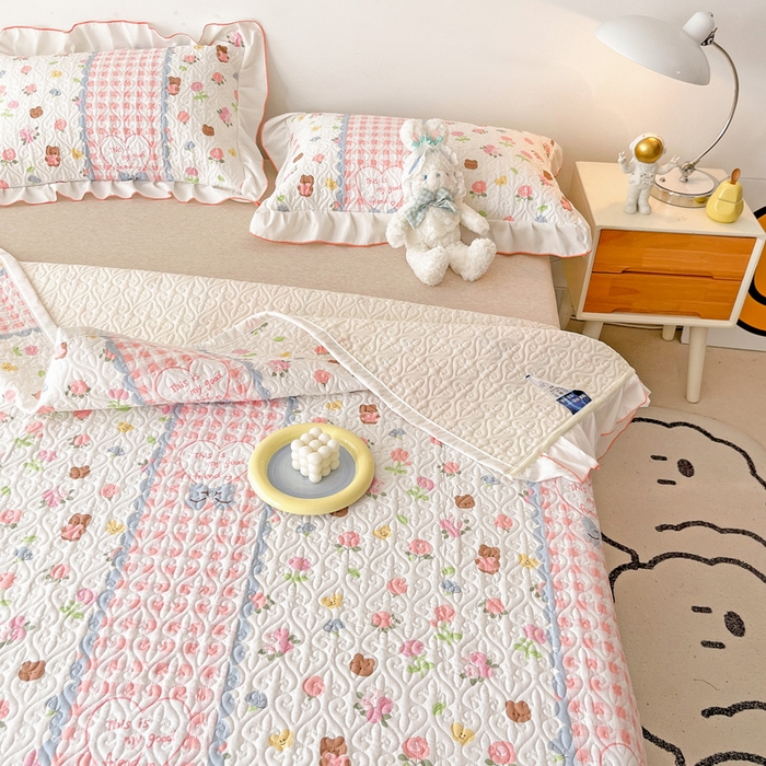 91家纺网 家纺一手货源 找家纺 羽爱家纺 2025新款全棉防滑花边床盖情话微甜