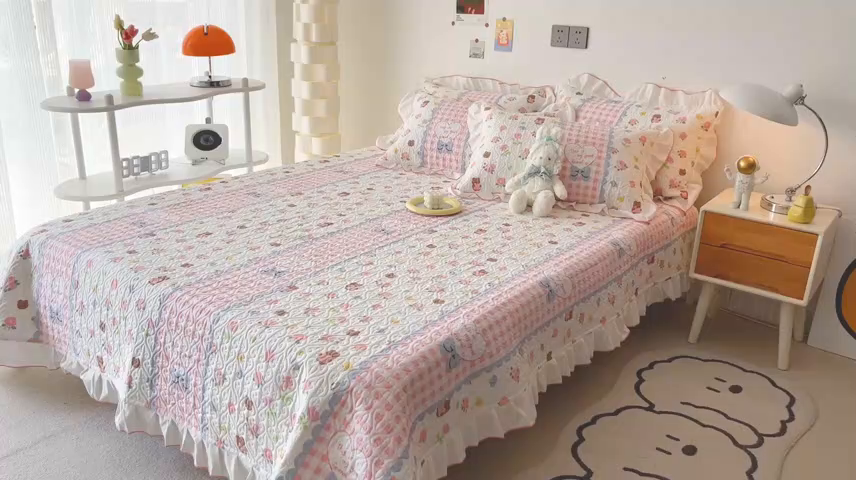 91家纺网 家纺一手货源 找家纺 羽爱家纺 2025新款全棉防滑花边床盖情话微甜