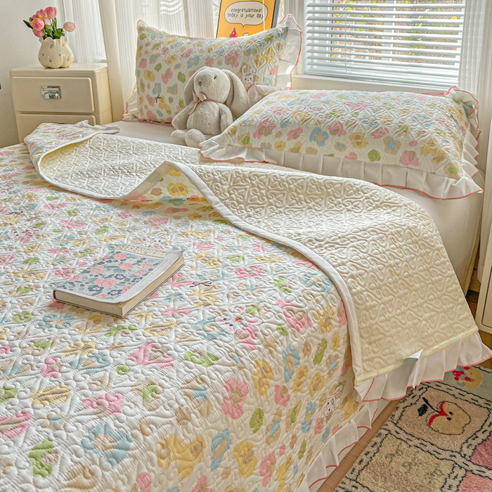 91家纺网 家纺一手货源 找家纺 羽爱家纺 2025新款全棉防滑花边床盖童年乐趣