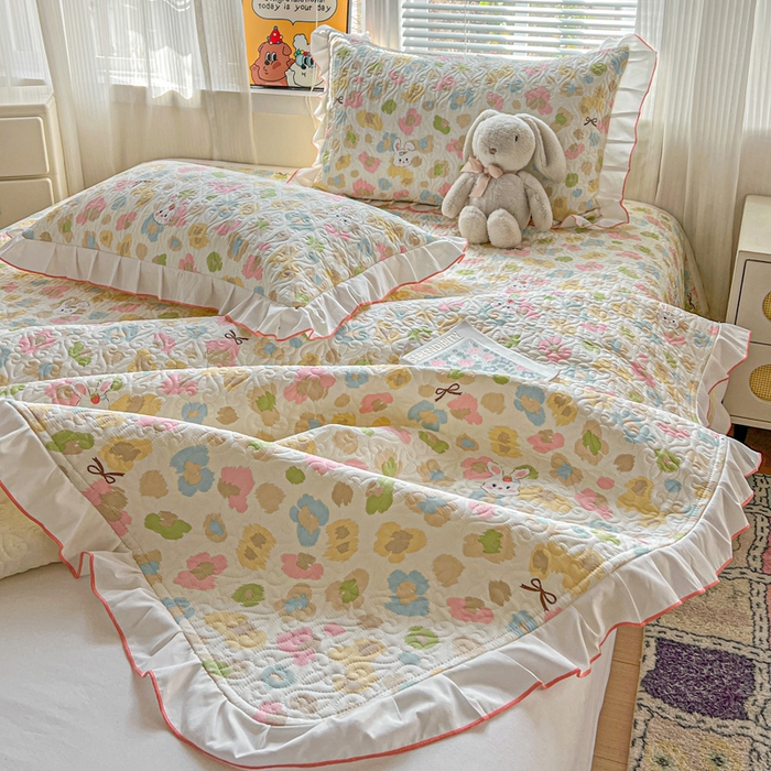 91家纺网 家纺一手货源 找家纺 羽爱家纺 2025新款全棉防滑花边床盖童年乐趣