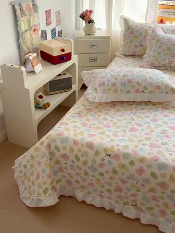 91家纺网 家纺一手货源 找家纺 羽爱家纺 2025新款全棉防滑花边床盖童年乐趣