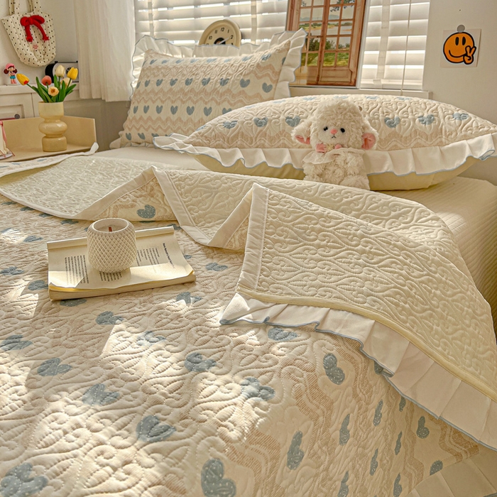 91家纺网 家纺一手货源 找家纺 羽爱家纺 2025新款全棉防滑花边床盖心动旋律